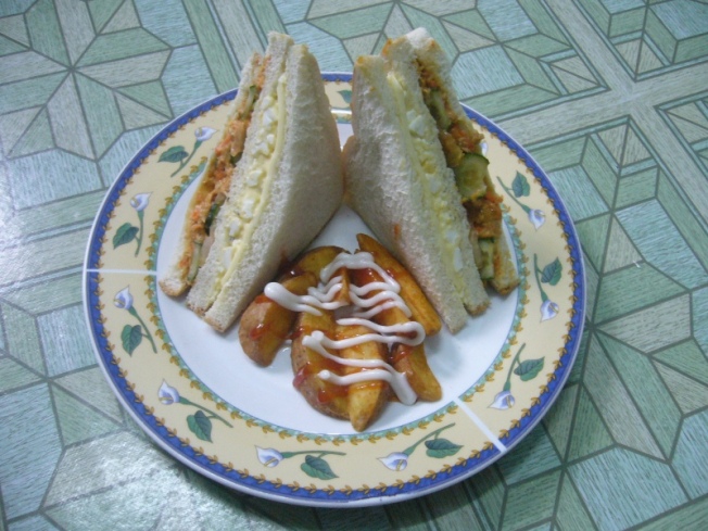 Tuna & eggs sandwich with wedges
